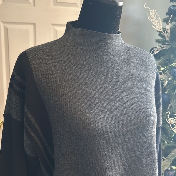 Size L / BLACK SWEATER / NEW Condition - Picture 10 of 10